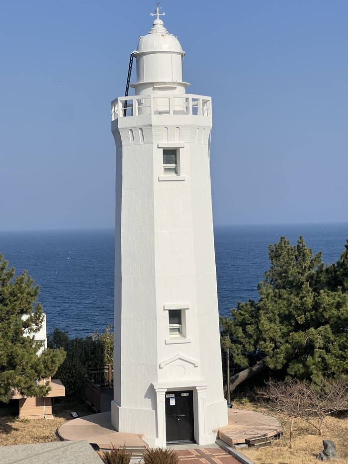 죽변 등대는 프랑스 설계팀이 직접 시공한 유럽형 건축물의 8각형의 콘크리트 구조물 모습. 원형래기자 hrw7349@yeongnam.com