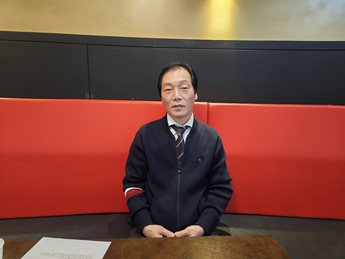 대구백화점 식당가서 도원예찬 운영하는 곽상헌 대표가 인터뷰 중이다. 정지윤기자 yooni@yeongnam.com