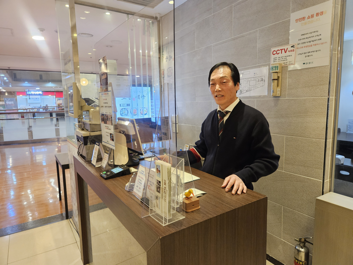 대구백화점 식당가서 도원예찬 운영하는 곽상헌 대표가 매장 카운터를 보고 있다. 정지윤기자 yooni@yeongnam.com