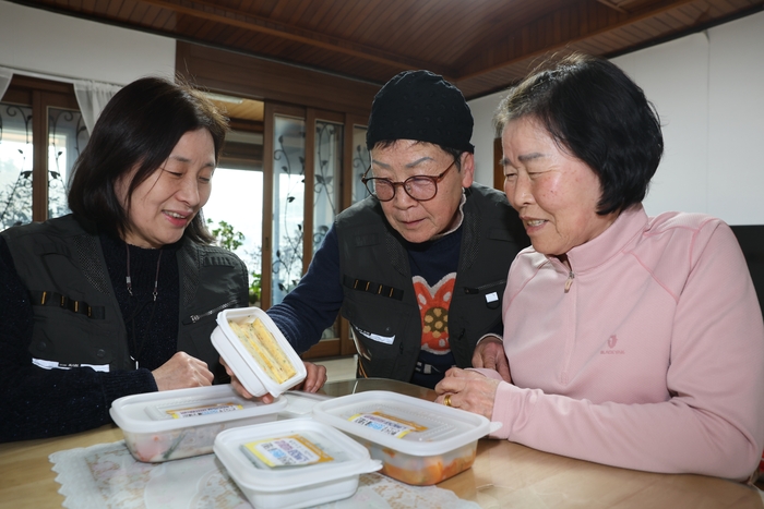 의성지역자활센터 관계자가 고령의 수급자 가정을 방문해 밑반찬(4종)을 전달하고 있다. 마창훈기자 topgun@yeongnam.com