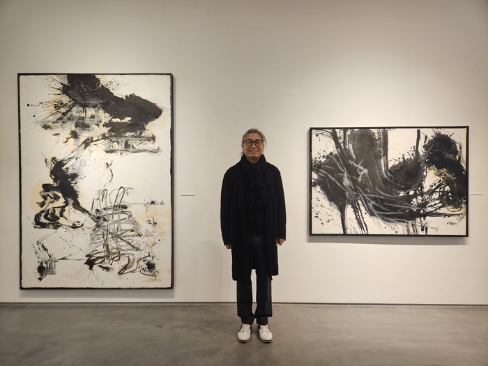 박세호 작가가 대덕문화전당 신춘특별 기획전시 권정순·박세호 초청 MAESTRO전에서 선보이는 작품들을 소개하고 있다. 권혁준기자 hyeokjun@yeongnam.com