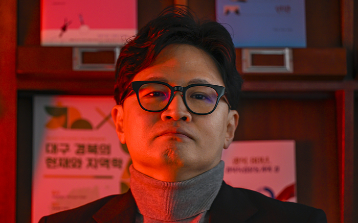 국민의힘에서 제명된 한동훈 전 대표가 27일 대구 서문시장 방문에 앞서 본지 편집국을 찾아 인터뷰를 하고 있다. 강한 빛과 그림자가 교차하는 그의 얼굴은 향후 정치 행보를 둘러싼 해석이 이어지는 가운데 보수 진영의 갈림길에 선 현재 위치를 상징적으로 보여준다.
이현덕기자 lhd@yeongnam.com