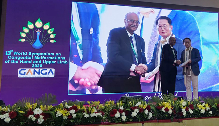 인도 코임바토르 강가병원에서 열린 세계 선천성 수부 및 상지 기형 세계 심포지엄(WCS 2026)에서 라자 사바파티 강가병원장(왼쪽)과 우상현 W병원장이 인사를 나누고 있다. W병원은 이 자리에서 2032년 국제 학회 유치 의사를 밝혔다.<W병원 제공>