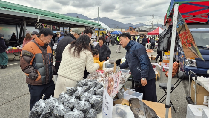 이날 개장식에는 공성면 주민 500여명이 참여, 모처럼 옛날 장터의 분위기를 자아냈다.
