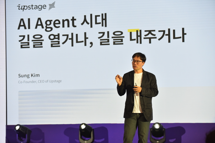 지난달 27일 대구 수성구 호텔인터불고대구에서 열린 대구 주도형 AI 대전환 사업단 출범 및 비전선포식 특별강연에 나선 김성훈 <주>업스테이지 대표가 열띤 강연을 펼치고 있다. 이승엽기자
