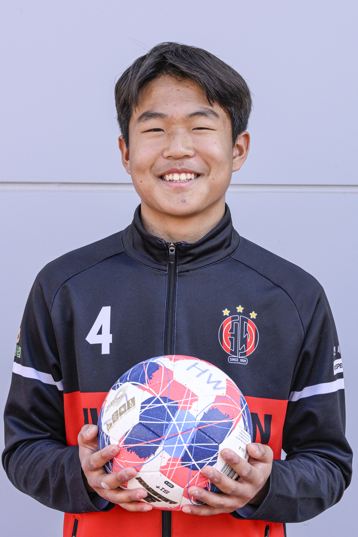 차범근 축구상을 수상한 달성군청 유소년축구단 수비수 박성준이 축구공을 들고 포즈를 취하고 있다.이현덕기자 lhd@yeongnam.com