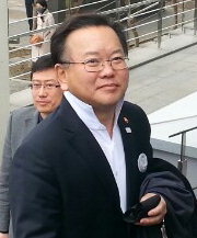 지난 2018년 2월 28일, 김부겸 당시 행정안전부 장관이 2·28민주운동 기념식이 열린 대구콘서트하우스 계단을 올라가고 있다. 당시 그의 대구시장 출마 여부 등이 주목 받았다. 영남일보DB