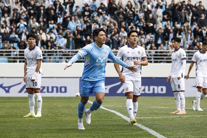 1일 대구iM뱅크파크에서 열린 K리그2 2026 1라운드에서 화성을 상대로 첫 골을 터뜨린 박대훈이 포효하고 있다.<대구FC 제공>