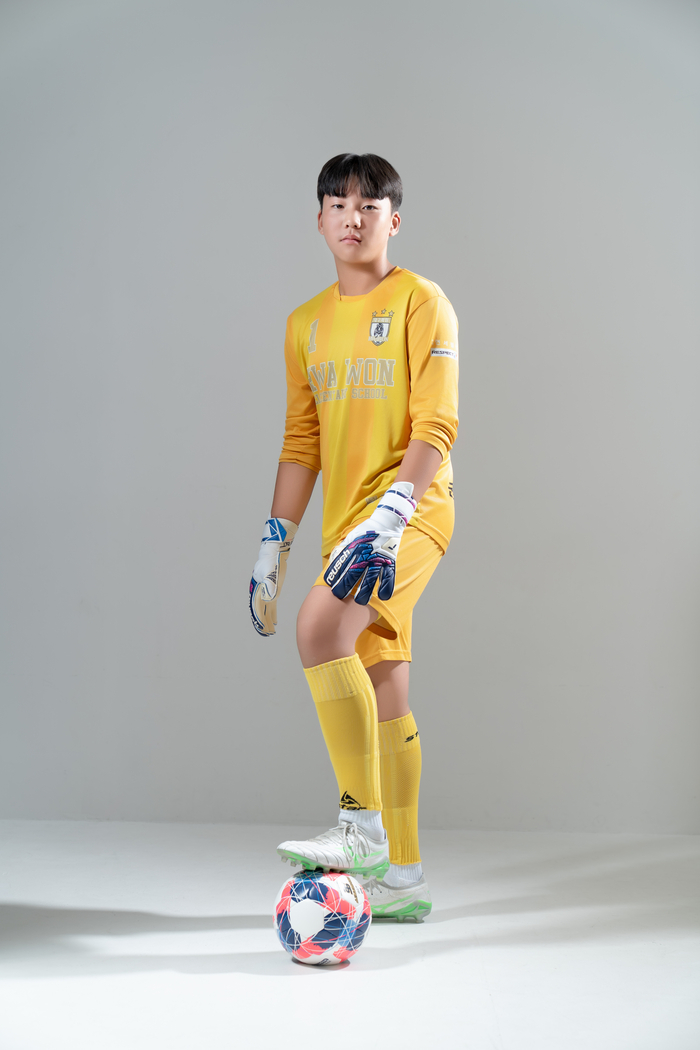 차범근 축구상을 수상한 달성군청 유소년축구단 골키퍼 최우성이 포즈를 취하고 있다.<영남일보 DB>