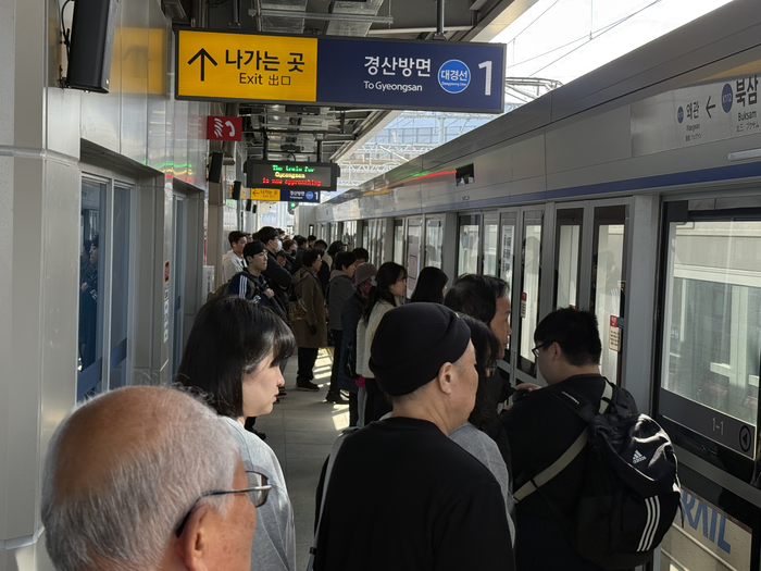 개통 첫날 대경선 북삼역 플랫폼엔 열차를 기다리는 시민과 철도 마니아가 가득했다. 구경모기자
