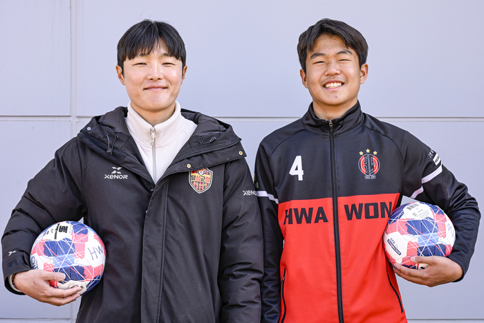 차범근 축구상을 받은 달성군청 유소년축구단 수비수 박성준(오른쪽)과 배대호 감독이 포즈를 취하고 있다.이현덕기자 lhd@yeongnam.com