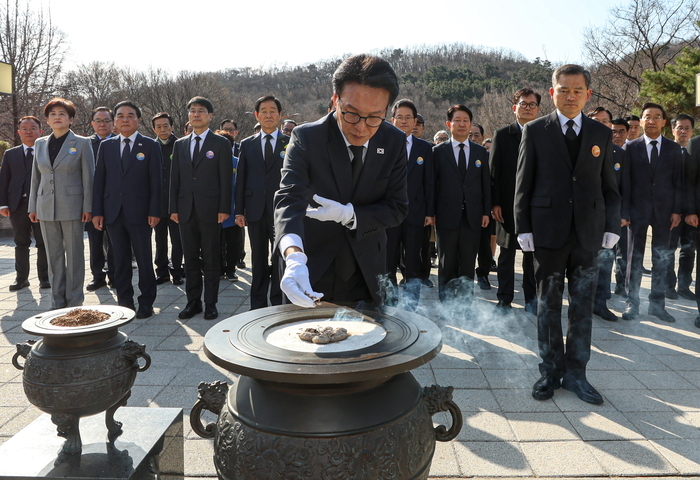 지난달 28일 오전 대구 달서구 2·28 민주운동 기념탑에서 김민석 국무총리가 분향하고 있다. 이현덕기자 lhd@yeongnam.com