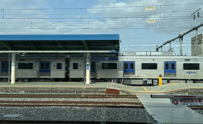 경북 칠곡군 약목역을 무정차 통과 중인 대경선 열차 모습. 구경모기자