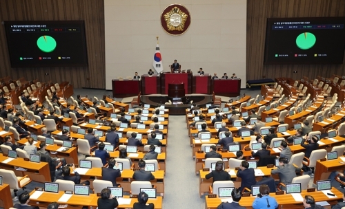 지난달 26일 열린 국회 본회의에서 판사와 검사의 법 왜곡 행위를 처벌하는 내용이 담긴 형법 개정안(법왜곡죄)이 통과되고 있다. 이날을 기점으로 재판소원제와 대법관증원법 등 사법개혁 3법이 연이어 국회 문턱을 넘었다. 연합뉴스