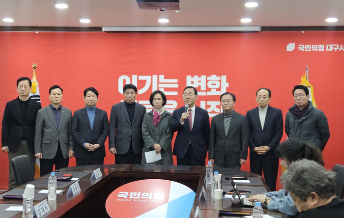대구지역 국회의원 9명이 2일 국민의힘 대구시당에서 긴급 회의를 열고 TK통합법 처리와 관련해 논의한 뒤 기자 브리핑을 갖고 있는 모습. 서민지기자 mjs858@yeongnam.com