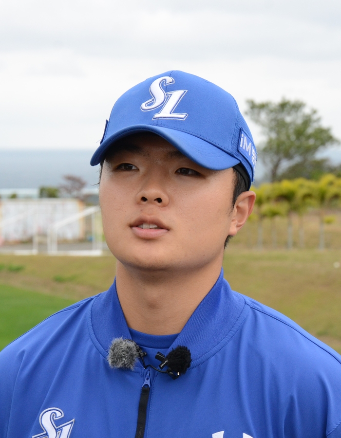 삼성 라이온즈 이승민이 지난달 17일 삼성 일본 오키나와 아카마 구장 입구 잔디밭에서 영남일보와 인터뷰 하고 있다.<임훈기자 hoony@yeongnam.com>