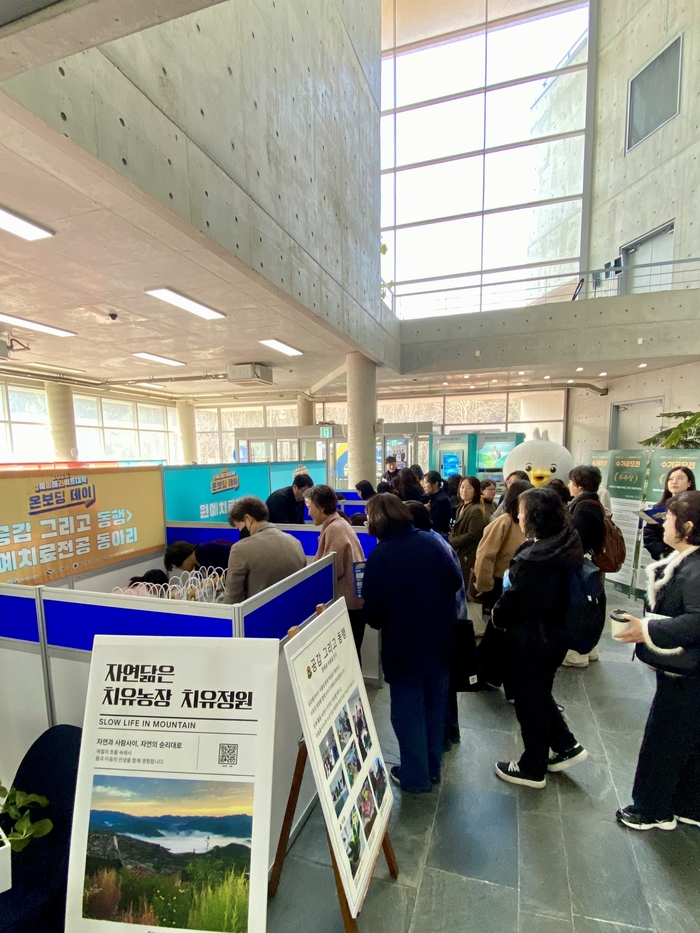 대구가톨릭대학교 경북미래라이프대학 신입생 입학식 온보딩 데이가 열리고 있다. 입학식은 학과별 체험부스를 운영하며 선배와 신입생이 자연스럽게 만나 정보를 공유하고 정을 나누는 자리로 마련됐다