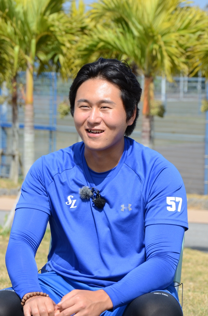 삼성 라이온즈 이승현(좌완)이 지난달 22일 일본 오키나와 아카마 구장 잔디밭에서 영남일보와 인터뷰 하고 있다.<임훈기자 hoony@yeongnam.com>