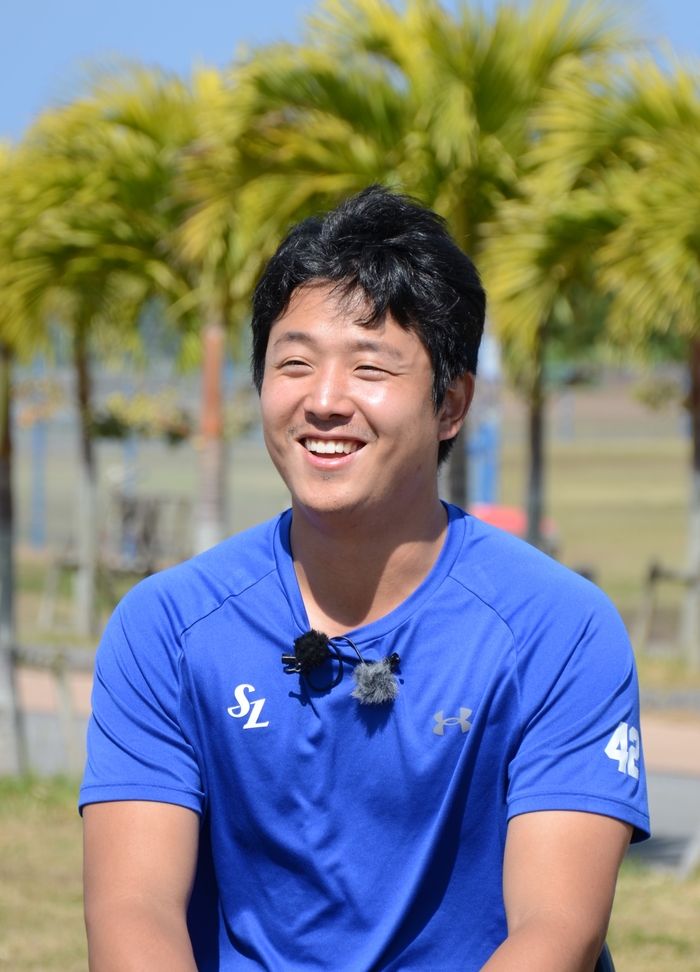 삼성 라이온즈 양창섭이 지난달 21일 일본 오키나와 아카마 구장 잔디밭에서 영남일보와 인터뷰 하고 있다.<임훈기자 hoony@yeongnam.com>