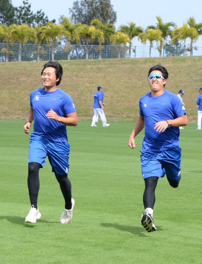 삼성 라이온즈 좌완 투수 이승현(왼쪽)과 양창섭이 지난달 19일 일본 오키나와 아카마 구장에서 인터벌 러닝 훈련 중이다.<임훈기자 hoony@yeongnam.com>