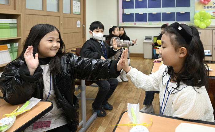 3일 오전 대구 달서구 장동초등학교에 입학한 1학년 어린이가 학우들과 반갑게 인사하고 있다.
이윤호기자 yoonhohi@yeongnam.com