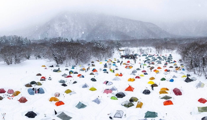 지난 1월 울릉도 나리분지에서 열린 울루랄라 설국모험 설산하이킹 참가자들이 친 텐트들이 설경과 어우러져 색다른 분위기를 자아내고 있다. 홍준기 기자