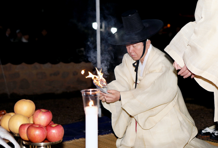 정월대보름을 맞아 3일 0시 경북 안동 웅부공원 신목에서 권기창 안동시장이 시민들의 안녕을 기원하는 안동부 신목고유제를 올렸다. 피재윤 기자