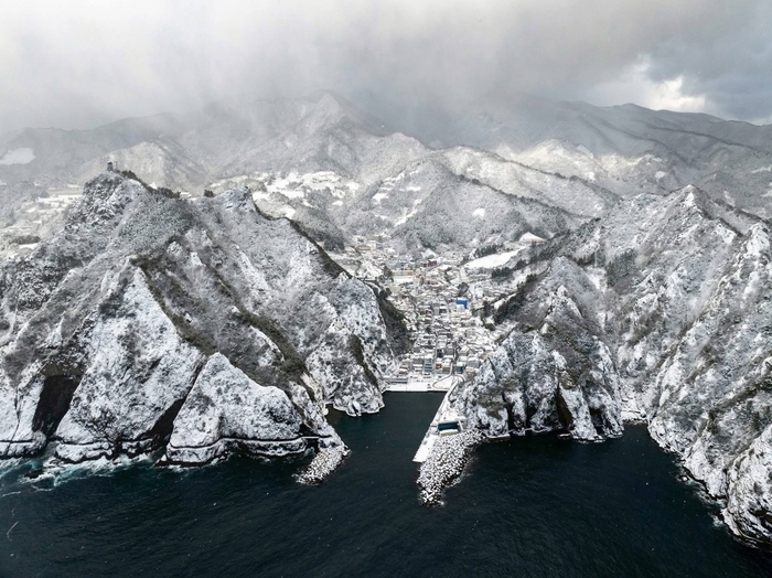은색 섬으로 변한 울릉도 전경. 홍준기 기자
