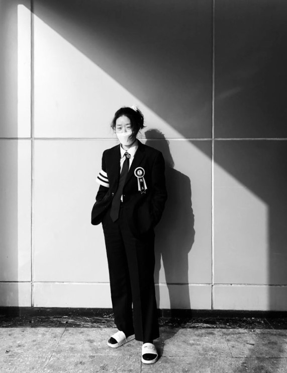 가수이자 작가인 이랑씨. 언니의 장례식에서 상주를 서고 완장을 차 화제와 공감을 모았다. <이랑씨 SNS 캡처>