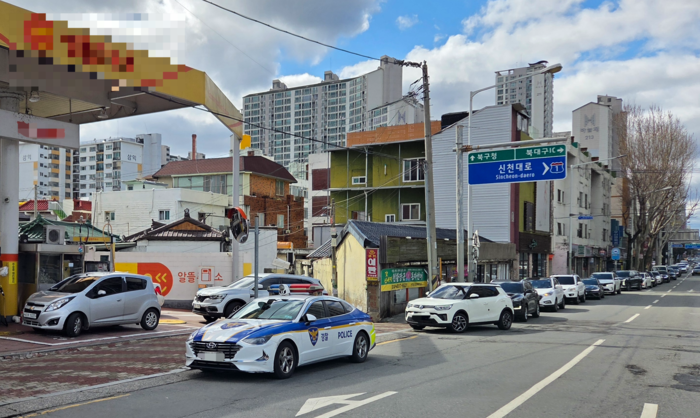 3일 대구 북구 한 주유소에 기름을 넣으려는 차량들이 길게 줄 서 있는 모습.  이란 전쟁 발발 여파로 유가가 급등하면서 휘발유값이 싼  주유소로 시민들이 몰리고 있다. 최시웅 기자