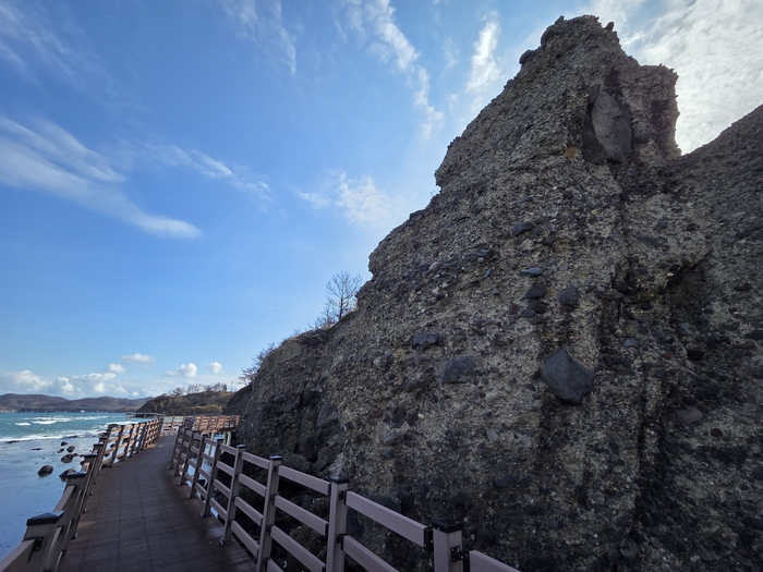 둘레길 해상 데크 위에서 바라 본 선바우.