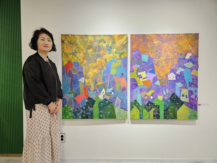 지난달 28일 대구 수성구 대구미술협회 cL갤러리에서 만난 백성혜 작가가 작품 앞에서 포즈를 취하고 있다. 권혁준기자 hyeokjun@yeongnam.com