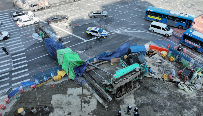 4일 오전 9시 6분께 대구 수성구 만촌네거리 공사현장에서 천공기가 쓰러지는 사고가 발생했다. 사고로 3명이 다쳐 2명은 병원으로 이송됐다. 경찰과 소방당국은 사고 경위를 조사중이다.
이윤호기자 yoonhohi@yeongnam.com