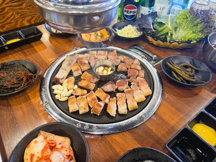 하쉐프장인갈비의 대표 메뉴인 양념구이+생갈비+칼집삼겹+꽃목살+닭갈비 한판. 이승엽기자