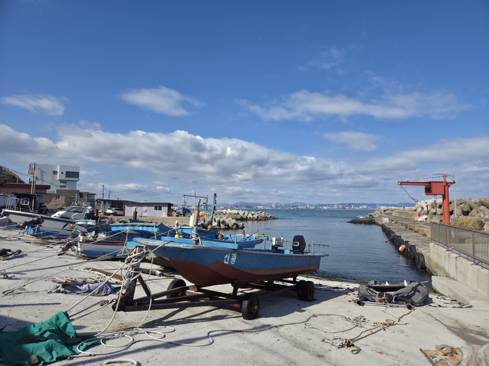 둘레길을 걷다가 마주한 어촌 풍경.