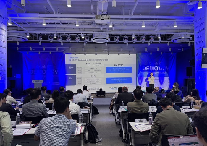 지난해 10월 대구창조경제혁신센터에서 열린 C-Lab 데모데이에서 김미연 <주>리브포워드(대구 C-Lab 17기) 대표가 자사의 범용 3D 컨텐츠 플랫폼 SaaS 팔레트(Fabric Palette)에 대한 발표를 진행하고 있다. <대구창조경제혁신센터 제공>