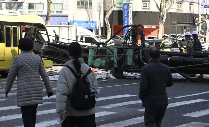 지난 4일 오전 9시6분쯤 대구 수성구 만촌네거리 공사현장에서 천공기가 쓰러지는 사고가 발생했다. 영남일보DB