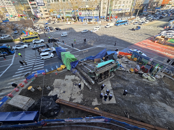 4일 오전 9시6분쯤 대구 수성구 만촌네거리 지하통로 공사현장에서 천공기가 전도하는 사고가 발생했다. 최시웅기자