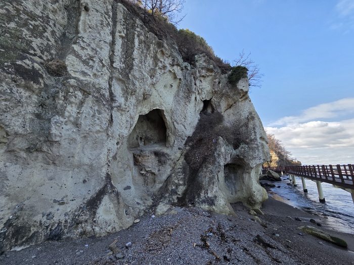 둘레길에서 볼 수 있는 흰디기 지형.
