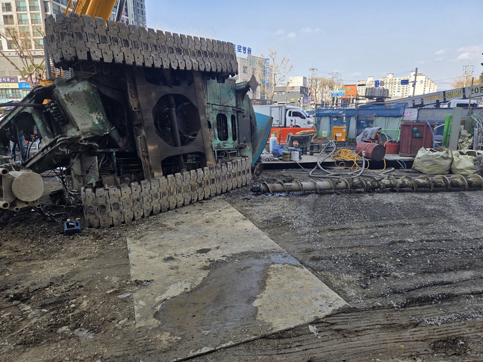 4일 오전 대구 수성구 만촌네거리 지하통로 공사 천공기 전도 사고 현장의 지반 상태. 최시웅기자