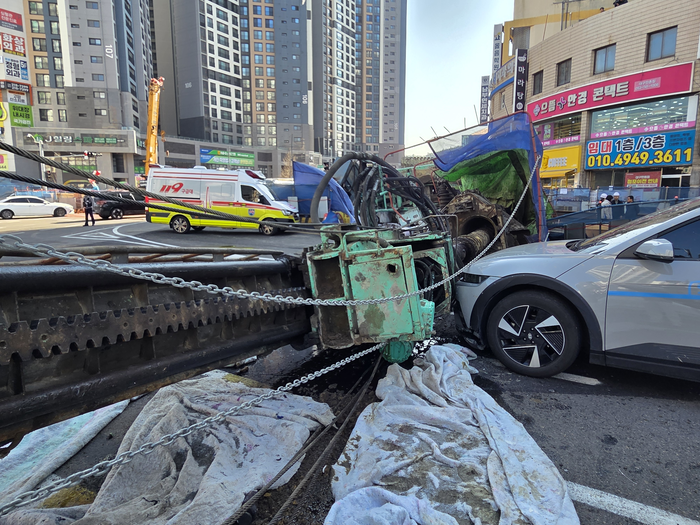 4일 오전 대구 수성구 만촌네거리에서 발생한 천공기 전도 사고로 인해 택시 기사와 승객이 다쳤다. 최시웅기자