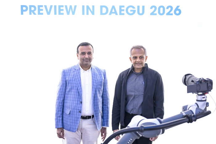 4일 대구 엑스코 서관에서 열린 2026 대구국제섬유박람회(PID)에서 해외 바이어들이 AI 로봇 사진사를 활용한 패션 화보 촬영을 체험하고 있다. 대구시와 경북도가 주최하고 대구경북섬유산업연합회가 주관하는 이번 박람회는 6일까지 열리며 AI 패션테크와 친환경·고기능성 소재 등 섬유산업의 미래 기술을 선보이고 있다.
이현덕기자 lhd@yeongnam.com