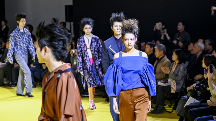 4일 대구 엑스코 서관에서 열린 2026 대구국제섬유박람회(PID) 개막식에서 모델들이 이요티 바이 에스터로브(IYOTY by Estherlobe) 컬렉션을 선보이며 런웨이를 걷고 있다. 대구시와 경북도가 주최하고 대구경북섬유산업연합회가 주관하는 이번 박람회는 6일까지 열리며 친환경·고기능성 소재와 AI 패션테크 등 섬유산업의 미래를 제시하고 있다.
이현덕기자 lhd@yeongnam.com 