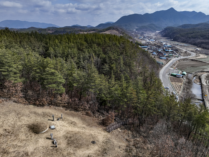 5일 최근 흥행 중인 영화 왕과 사는 남자에서 배우 유해진이 연기한 캐릭터의 실제 인물로 알려진 충의공 엄흥도의 산소가 있는 경북 군위군 산성면 화본리 조림산 기슭의 묘역이 한산한 모습을 보이고 있다. 영화에서는 묘가 강원도 영월에 있는 것으로 소개되고 네이버 지도 검색에서도 영월 묘만 표시되면서 군위 묘역은 상대적으로 덜 알려져 있지만, 2009년 김광순 택민국학연구원장(경북대 명예교수) 연구팀의 연구 결과에 따르면 이곳이 엄흥도의 진묘일 가능성이 매우 높다.
이현덕기자 lhd@yeongnam.com