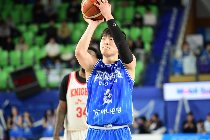 지난달 19일 치러진 가스공사의 대구 홈경기에서 신승민이 자유투를 시도하고 있다. <KBL 제공>