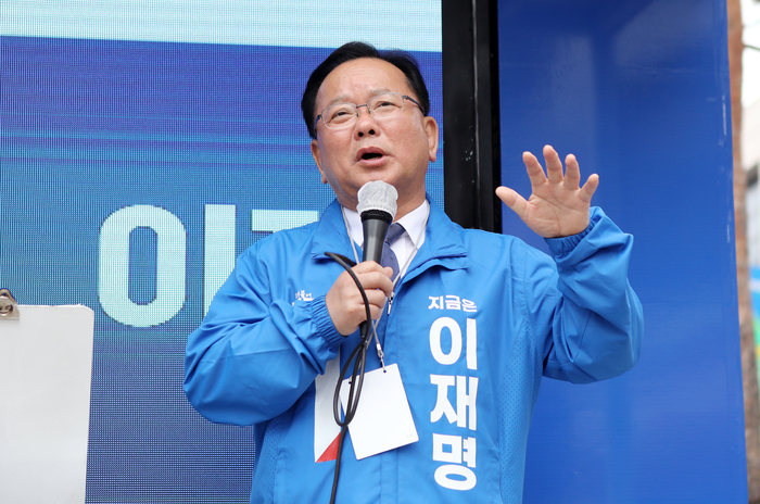 김부겸 전 국무총리가 지난해 5월 대선 선거운동 과정에서 더불어민주당 중앙당 총괄선대위원장 신분으로 지지를 호소하고 있다. <영남일보DB>