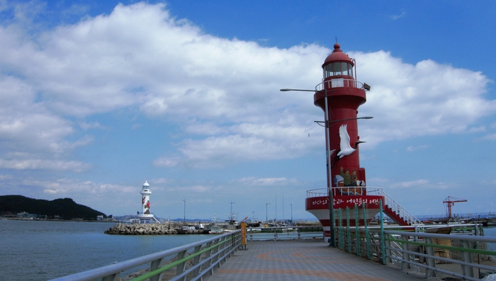 학리항 등대. 빨간 등대에 흰 학이 날아오른다.