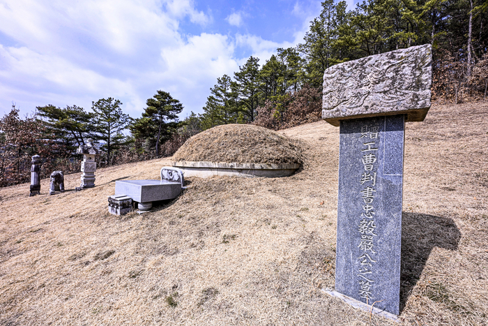 5일 최근 흥행 중인 영화 왕과 사는 남자에서 배우 유해진이 연기한 캐릭터의 실제 인물로 알려진 충의공 엄흥도의 산소가 있는 경북 군위군 산성면 화본리 조림산 기슭의 묘역이 한산한 모습을 보이고 있다. 영화에서는 묘가 강원도 영월에 있는 것으로 소개되고 네이버 지도 검색에서도 영월 묘만 표시되면서 군위 묘역은 상대적으로 덜 알려져 있지만, 2009년 김광순 택민국학연구원장(경북대 명예교수) 연구팀의 연구 결과에 따르면 이곳이 엄흥도의 진묘일 가능성이 매우 높다.
이현덕기자 lhd@yeongnam.com