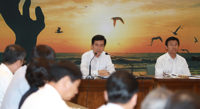 2014년 이강덕 당시 포항시장(앞줄 왼쪽 첫째)이 취임 후 처음으로 확대간부회의를 주재하는 습. 영남일보DB