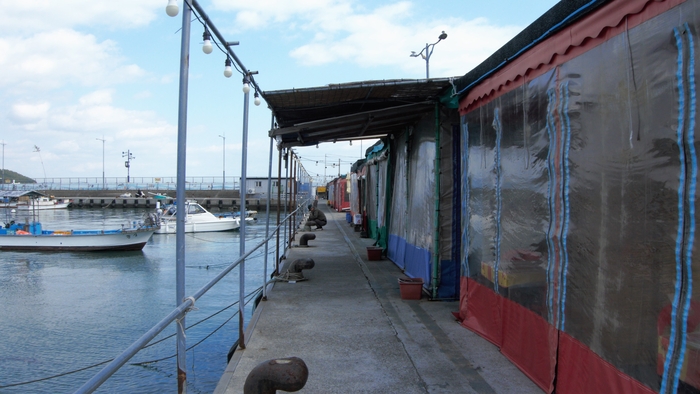 학리 수산물 판매장의 뒤편의 야외 포장마차. 해질녘부터 몹시 바빠진다. 워낙 인기가 많아 이용 시간은 2시간으로 제한된다.